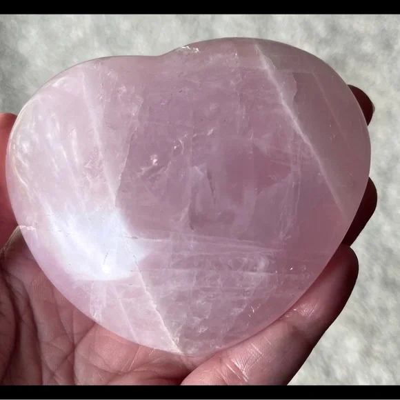 {Giveaway Bonus} ✨ HP ✨ (Lavender-ish) Rose Quartz ✨ Carved Heart ✨ - Picture 7 of 11